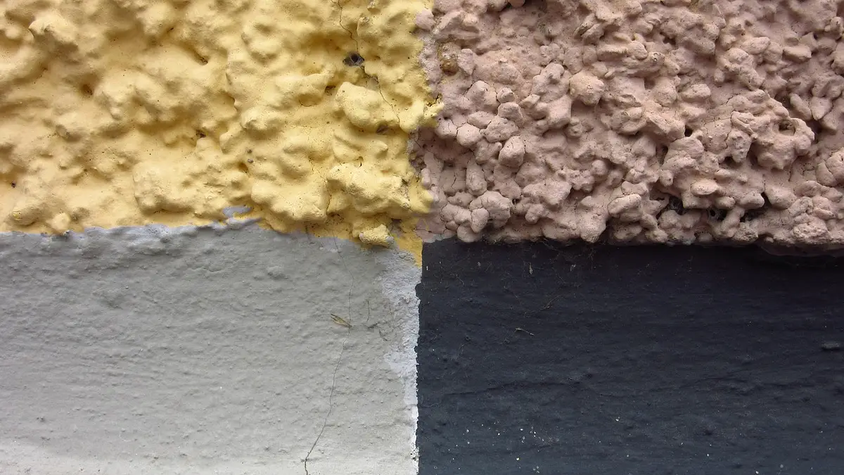 Jak wytynkować ścianę krok po kroku – poradnik DIY