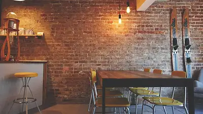 Meble loftowe w nowoczesnych wnętrzach – inspiracje i porady