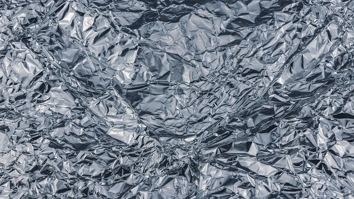 Czyszczenie żelazka folią aluminiową – skuteczna i tania met