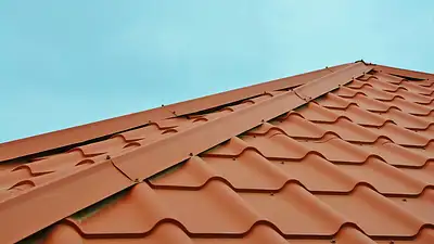 Jak bezpiecznie zabezpieczyć wejście na dach domu jednorodzi