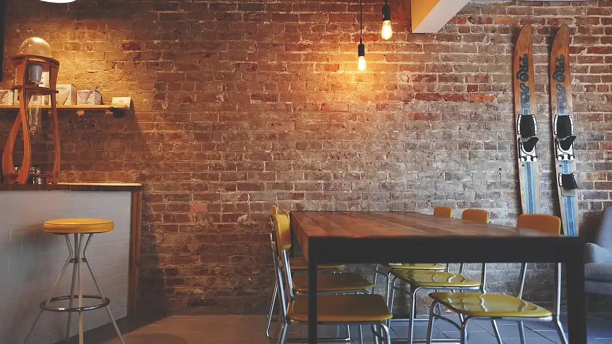 Meble loftowe w nowoczesnych wnętrzach – inspiracje i porady