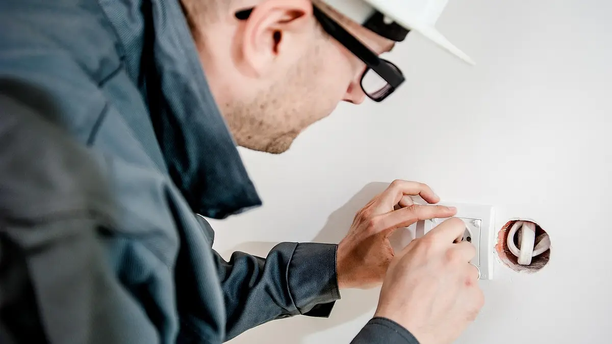 Wysokość gniazdek elektrycznych w domu – standardy i porady